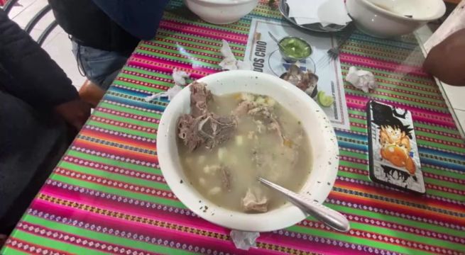 Denuncian a restaurante por servir caldo de cabeza con gusano