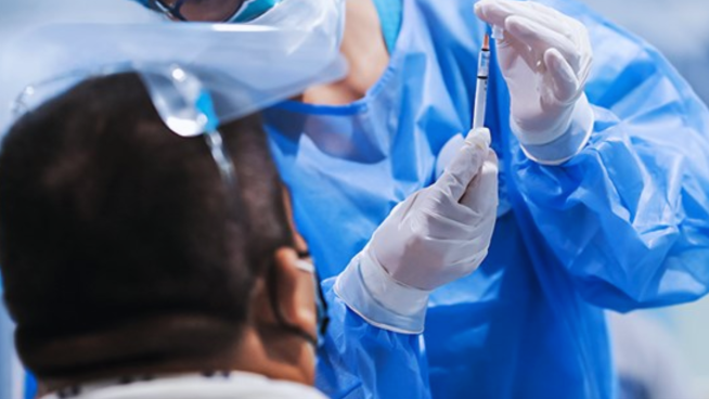 ¿Quiénes pueden recibir la vacuna bivalente?