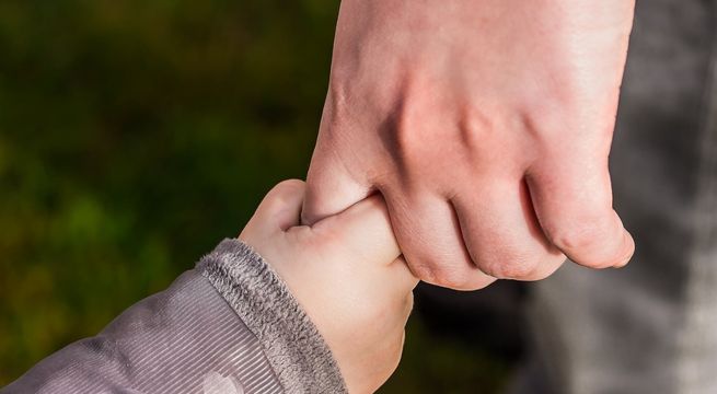 Mujer asesina a la bebé de su pareja tras darle de comer pilas