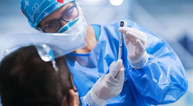 Vacuna bivalente contra COVID-19: Qué es y cómo protege contra nueva variante 'pirola'