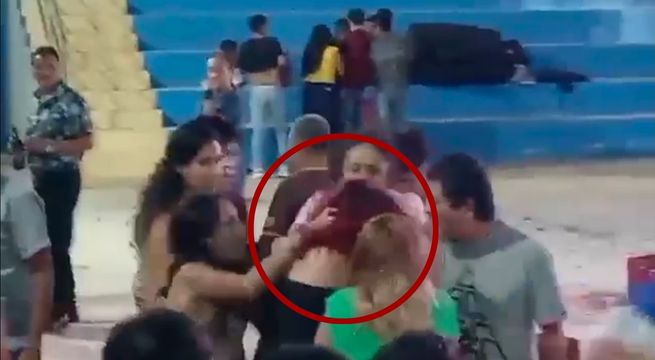 Reina de belleza renuncia a su corona tras protagonizar batalla campal