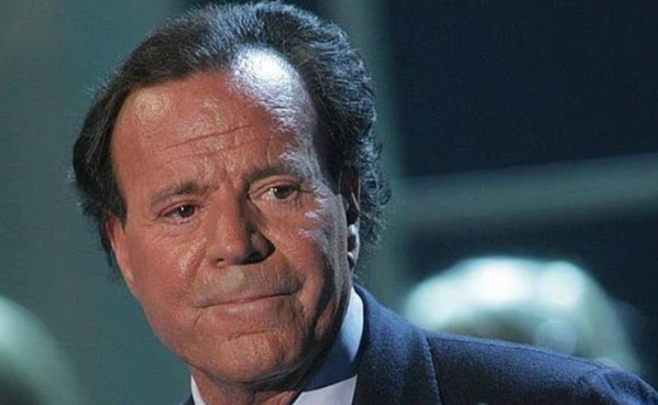 Julio Iglesias fue retenido en aeropuerto de Punta Cana por llevar una maleta con 42 kilos de comida