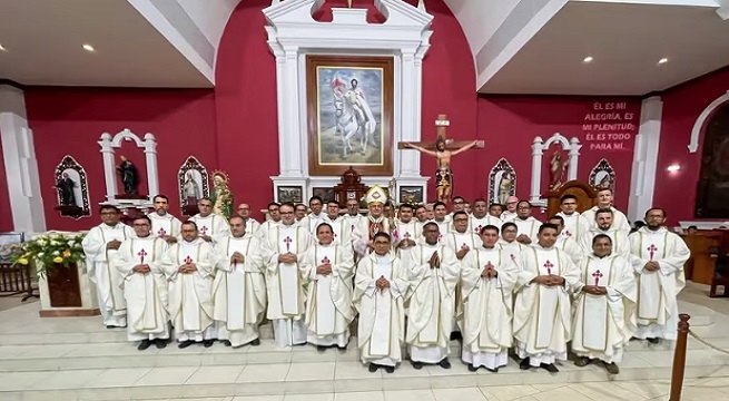51 sacerdotes peruanos piden al Papa Francisco anular bendición a parejas homosexuales