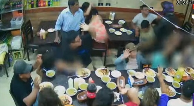 En segundos: ladrones se llevan S/1800 y celulares de clientes de pollería en Ate | VIDEO