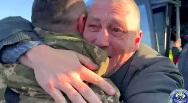 Prisioneros de guerra ucranianos se emocionan al regresar a su país | VIDEO