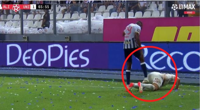 Jiovanny Ramos es expulsado del clásico tras dura falta contra Calcaterra