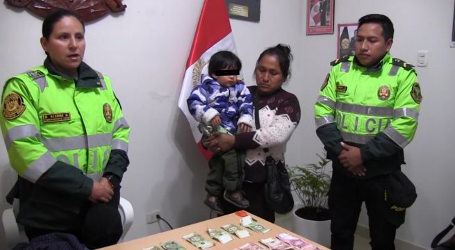 Policía devuelve dinero a mujer que perdió su mandil en una mototaxi