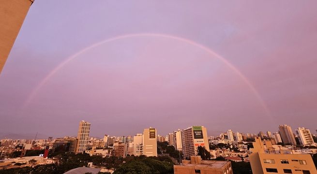 Arcoiris, lluvia y cielo naranja se ve en varios distritos de Lima