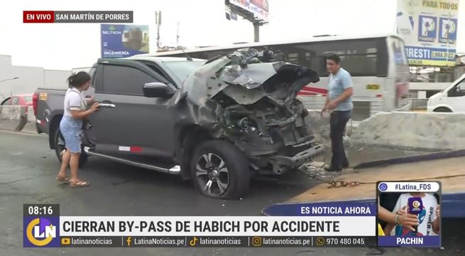 Camioneta y camión protagonizan aparatoso choque en plena Panamericana Norte