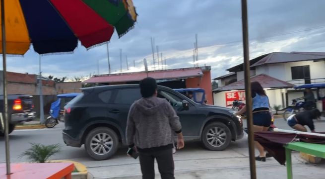 Conductor golpea e intenta arrollar a mujer en plena vía | VIDEO