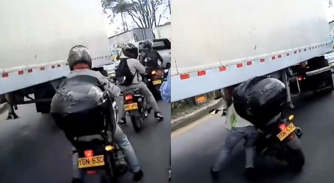 Motorizado intenta pasar por debajo de un camión para evitar el tráfico