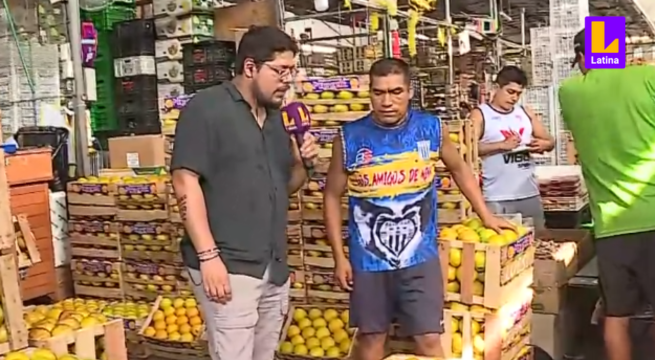 Papaya, plátano y manzana: Comerciantes rematan cajones de frutas desde los 10 soles en San Luis