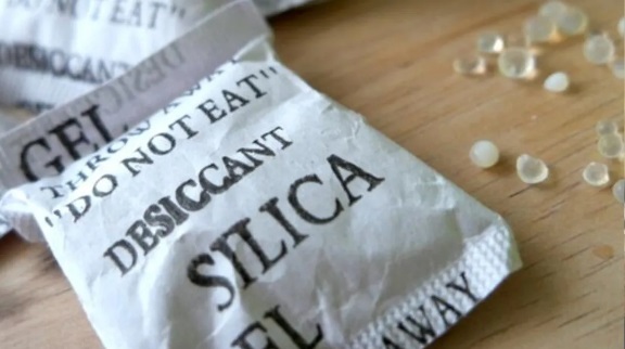 Para esto sirven las bolsitas que vienen en las cajas de zapatos