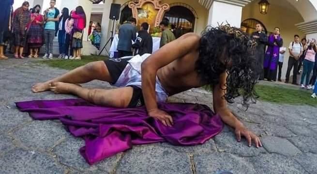 Perrito protege a Jesús durante Vía Crucis por Semana Santa
