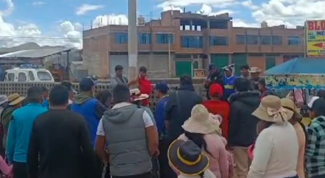 Amarran a un poste a delincuente y lo desnudan para castigarlo