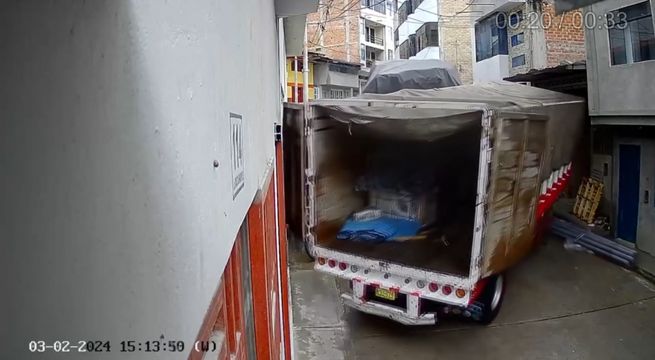 Camión choca contra una casa cuando descargaba materiales de construcción