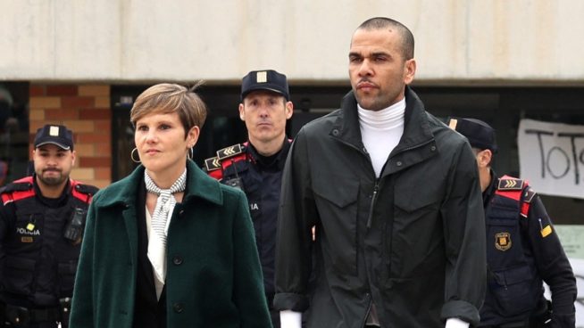 Serio y sin dar declaraciones: así abandonó Dani Alves la cárcel tras pagar su fianza | VIDEO