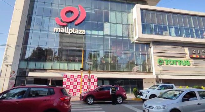 Delincuentes asaltan tienda de celulares en centro comercial | VIDEO