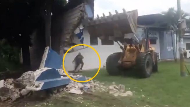 Pared se desploma durante desalojo y casi aplasta a obrero