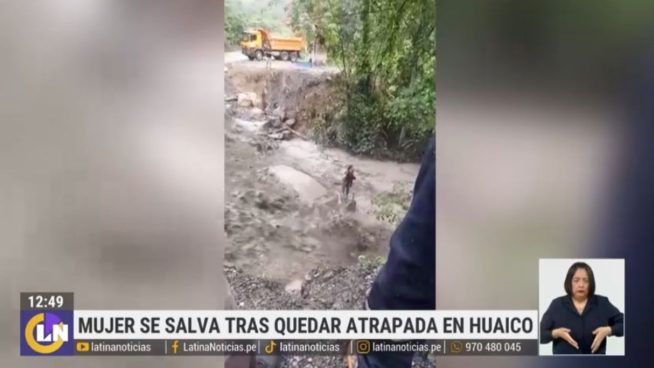 Mujer se salva de morir al quedar atrapada en medio de un huaico
