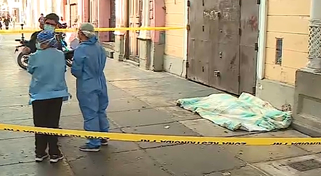 Mujer muere en calle del Centro de Lima con signos de haber sido acuchillada