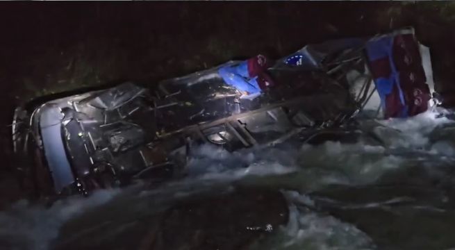 Bus cae al abismo y deja más de 20 muertos en Cajamarca | VIDEO
