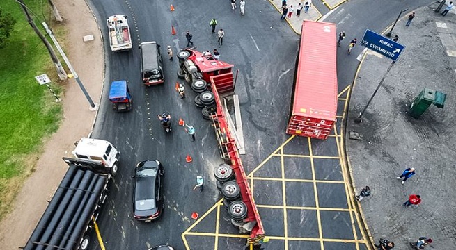 Tráiler se volcó en la Plaza Unión: dejó un herido y generó congestión vehicular