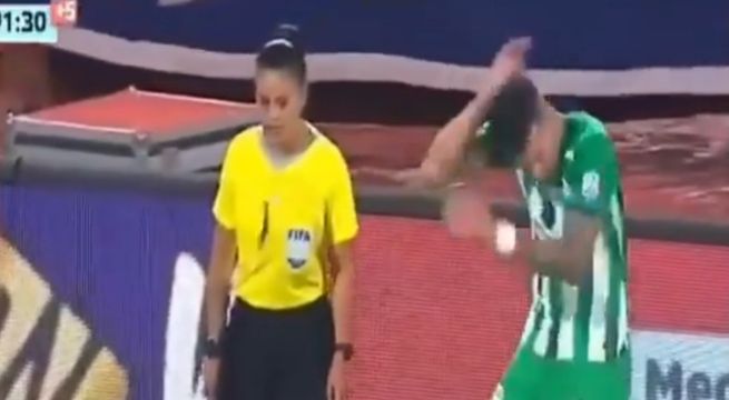 Jugador recibe el impacto de una navaja en pleno partido | VIDEO