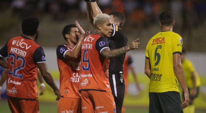 La tristeza de Paolo Guerrero tras caer ante Defensa y Justicia: 