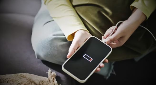 Esto es lo que ocurre si dejas enchufado el cargador del celular durante la noche