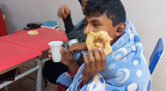 Arequipa y Ayacucho: escolares van al colegio con frazadas por intenso frío