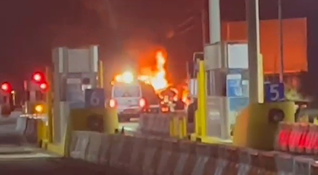 Choque de camiones cisterna ocasiona incendio a la altura de peaje