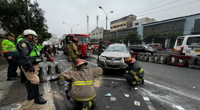 Centro de Lima: hombre sufre accidente en auto en plena av. Abancay