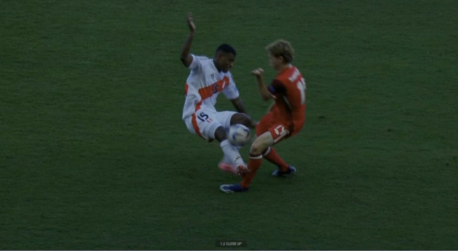 Perú se quedó con 10 jugadores: Miguel Araujo fue expulsado ante Canadá