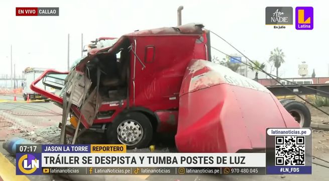 Tráiler choca contra dos postes de alta tensión tras despiste