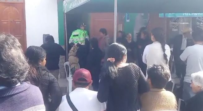 Policías se llevan cadáver de velorio para investigar posible negligencia médica