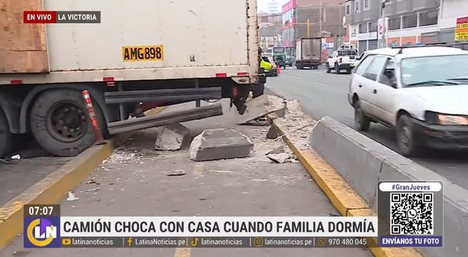 Camión termina empotrado contra una casa en La Victoria