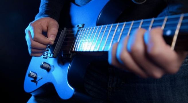 Popular cantante muere electrocutado en pleno concierto tras abrazar a un fan