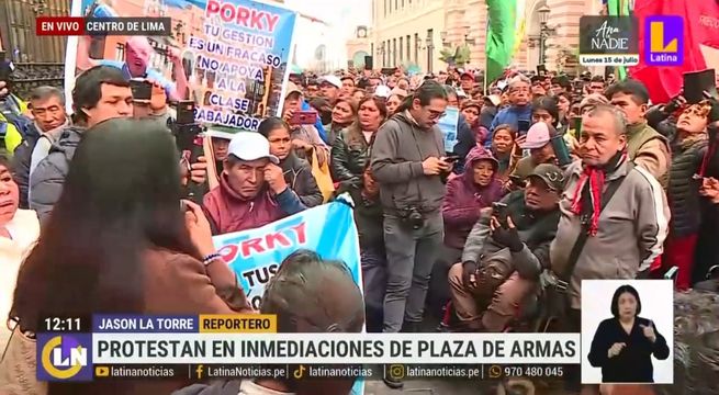 Comerciantes ambulantes realizan marcha a metros de la Municipalidad de Lima