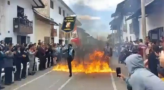 Escolares marchan sobre fuego en desfile por Fiestas Patrias | VIDEO
