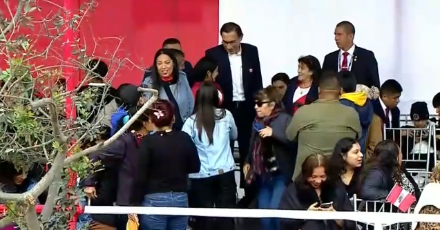 Martín Vizcarra llegó al Desfile Militar y se tomó fotos con el público | VIDEO