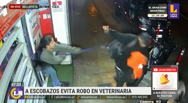 Mujer ataca a escobazos a delincuente para evitar asalto en veterinaria | VIDEO
