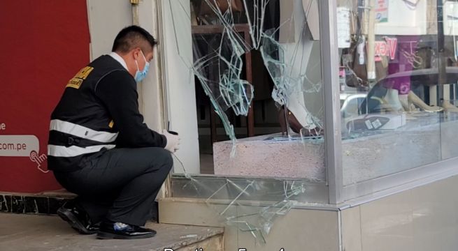 Delincuentes asaltan a empresaria y se cambian de ropa mientras huyen