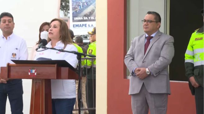 Dina Boluarte abraza y respalda al ministro Santiváñez: 