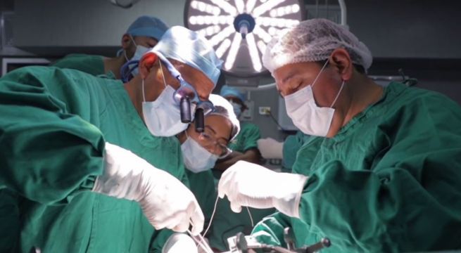 Extirpan tumor de 15 kilos a joven de 21 años