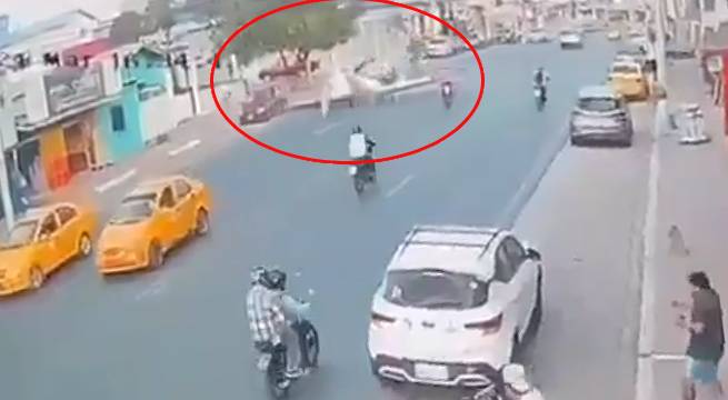 Avioneta cae en medio de avenida de alto tránsito y mueren 2 personas [Video]