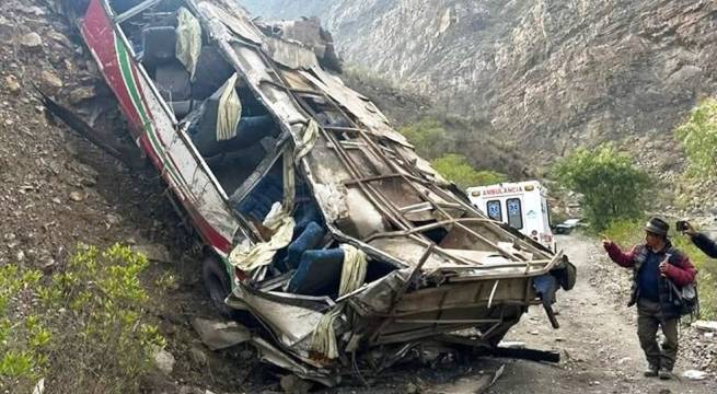 Bus se despista y cae a un abismo: mueren 4 personas