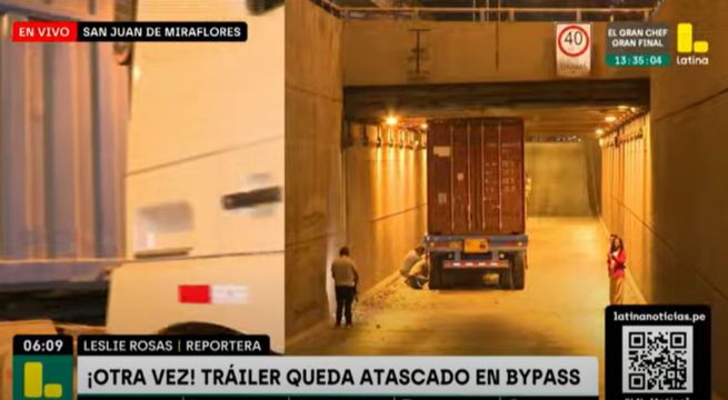 SJM: tráiler de carga queda atascado en bypass | VIDEO