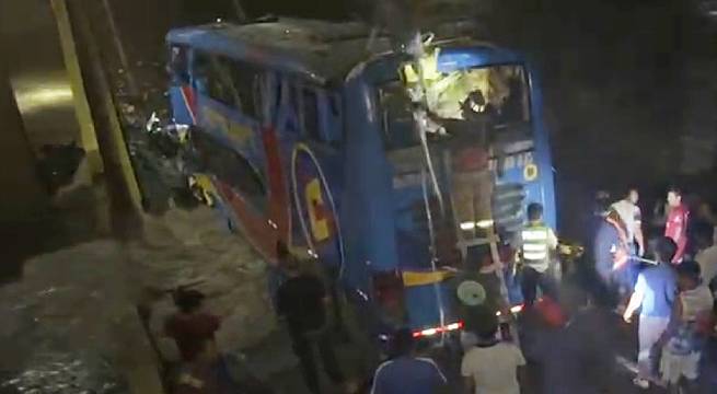 Bus interprovincial cayó al río Chancay debido a colapso de puente