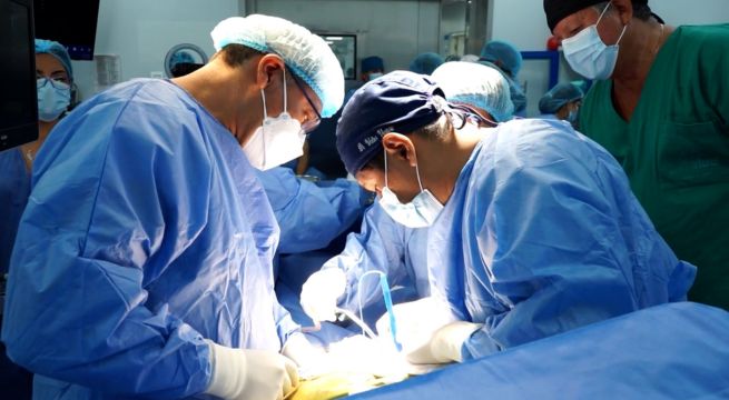 Médicos operan a bebé dentro del útero de su madre y logran corregir malformación de su columna